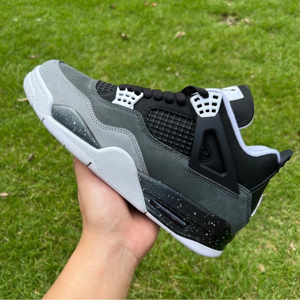 NEW!!  🔥🔥🔥Jordan 4 retro Black Grey and White Sneakers.